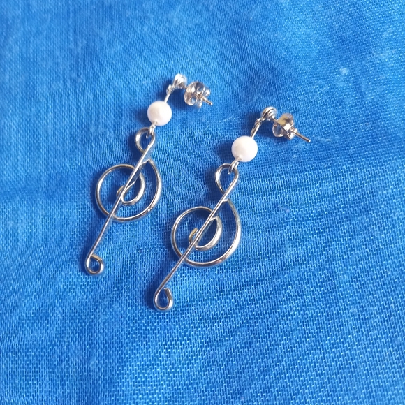 Cute earrings - treble clef music note - Picture 2 of 3